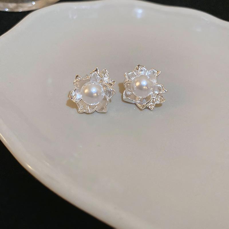 Cold metallic flower imitation pearl silver needle stud earrings French temperament earrings