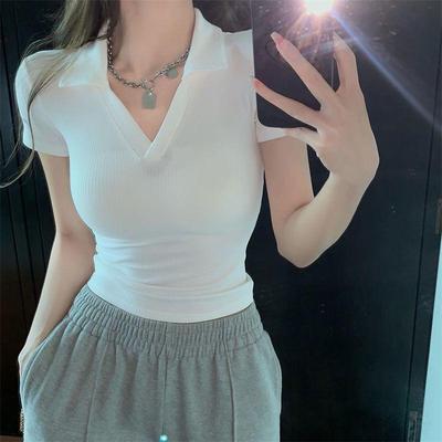 Polo-T-Shirt mit V-Ausschnitt und schmaler Passform für Damen im Sommer 2023 – kurzärmlig, einfarbig, sexy und stylisches Oberteil.