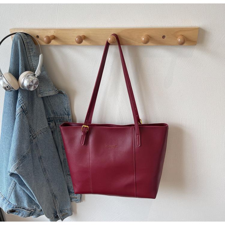 

Four Seasons Women s Large Capacity Dumpling Shoulder Bag 2025 - Stylish Versatile Design 36*10*26 cm