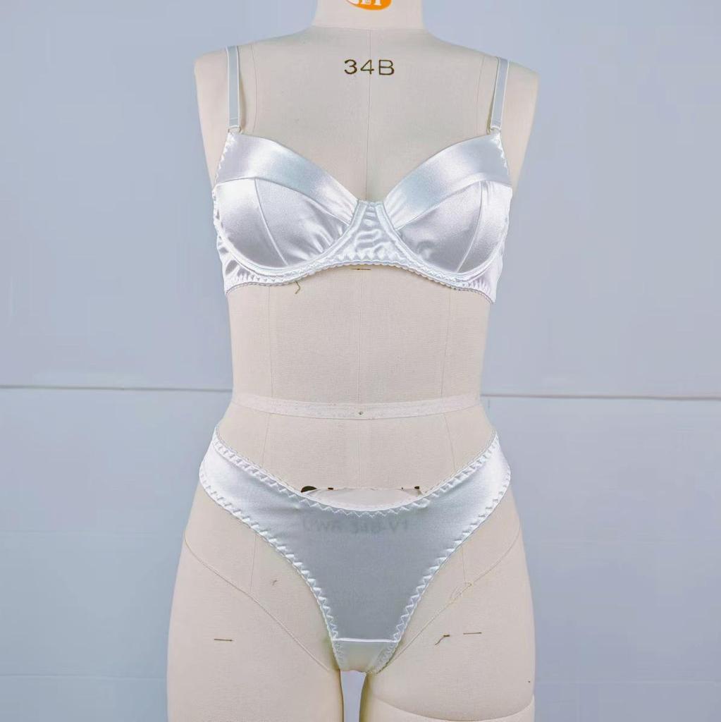 Luxuriöses Satin-BH- und Höschen-Set im französischen Stil mit Bügelstütze