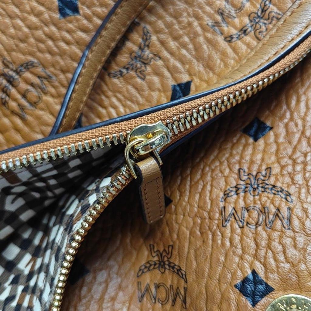 [Pre-Owned] Liz Medium Cognac Coated Canvas Printed Tote Bag With Gold Hardware And Pouch - Very Good #1XT5EYY