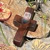 Cross My Heart Presente de encorajamento Cruz de madeira portátil com coração epóxi para carregar no bolso Suporte emocional