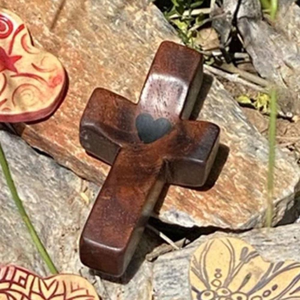 Cross My Heart Presente de encorajamento Cruz de madeira portátil com coração epóxi para carregar no bolso Suporte emocional