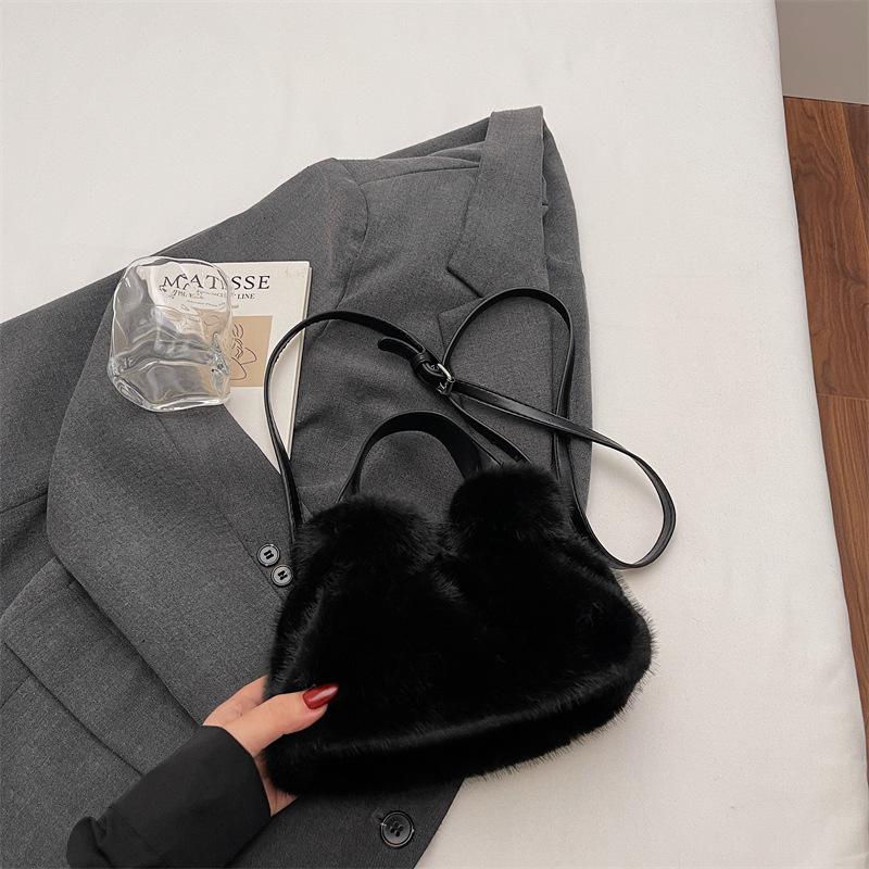 

Осень 2025 новая плюшевая сумочка корейская версия нишевая пушистая плиссированная сумка-мессенджер стиль макарон для леди