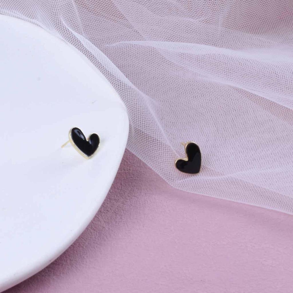 Elegant Black Heart Stud Earrings: Chic, Minimalist Design for Everyday Wear