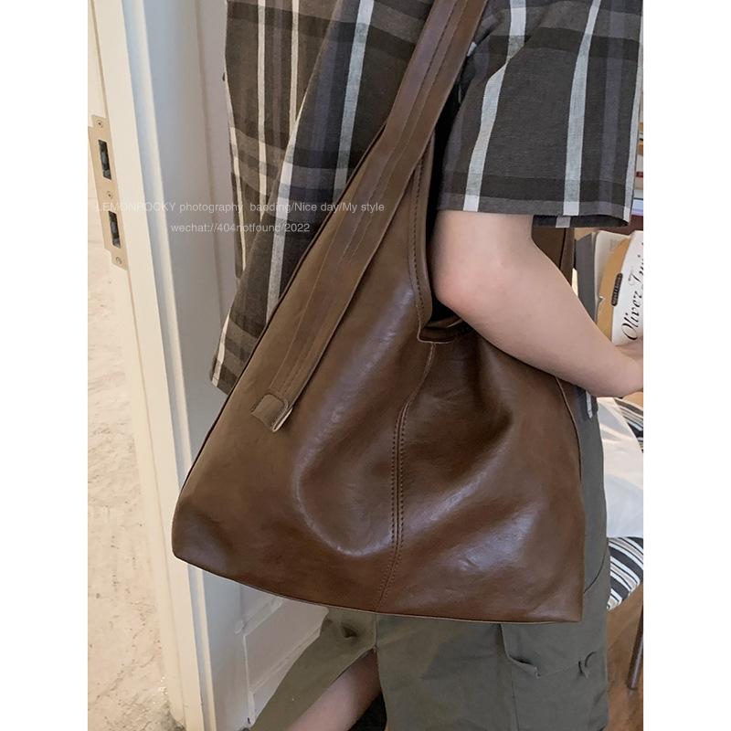 Retro high-end bucket bag women's 2025 new fashionable solid color simple shoulder armpit bag versatile commuter bag