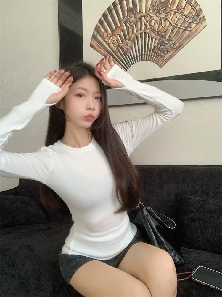 Women's Brushed Thickened Long Sleeve Base Layer T-Shirt with Thumb Holes - Slimming and Versatile for Autumn and Winter.