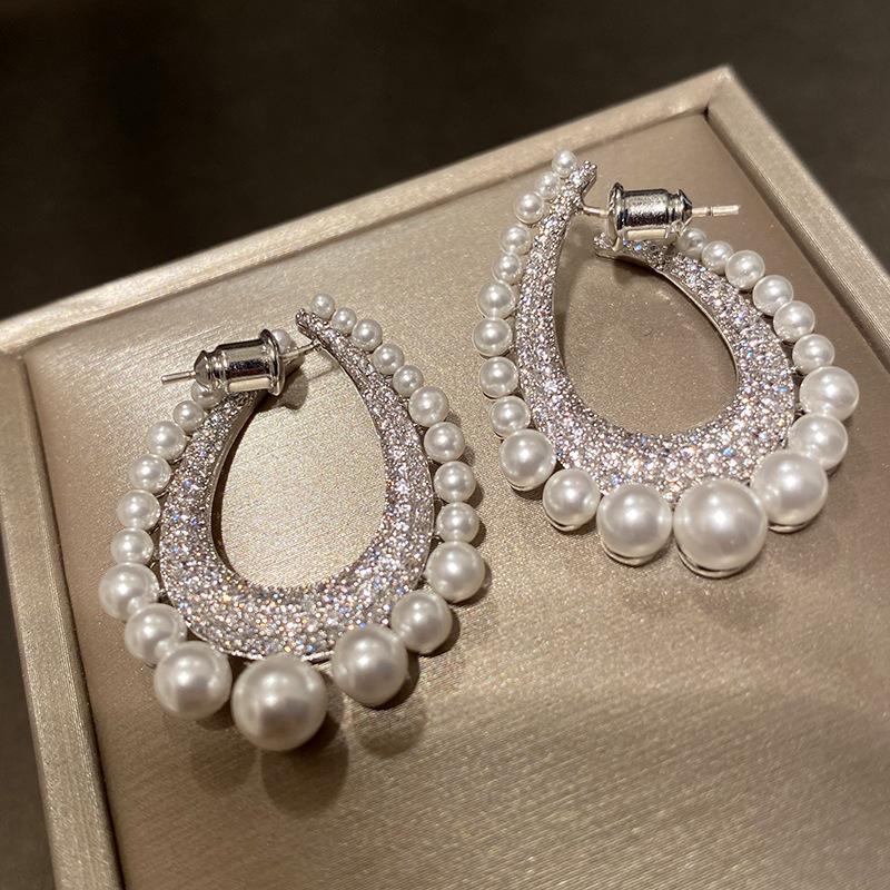 A Row of Pearl Water Drop Earrings Full of Diamonds, Women's Pearl Diamond-encrusted Removable Earrings