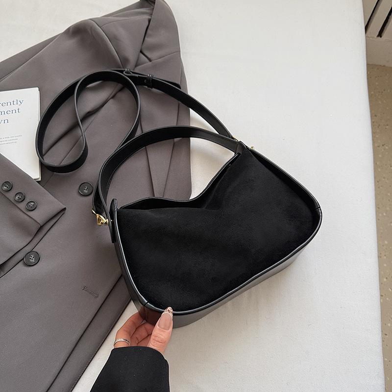 

Ретро замшевая флисовая сумка женская 2025 осень новая повседневная простая на плечо сумка-мессенджер нишевая матовая сумка-боулинг чёрный