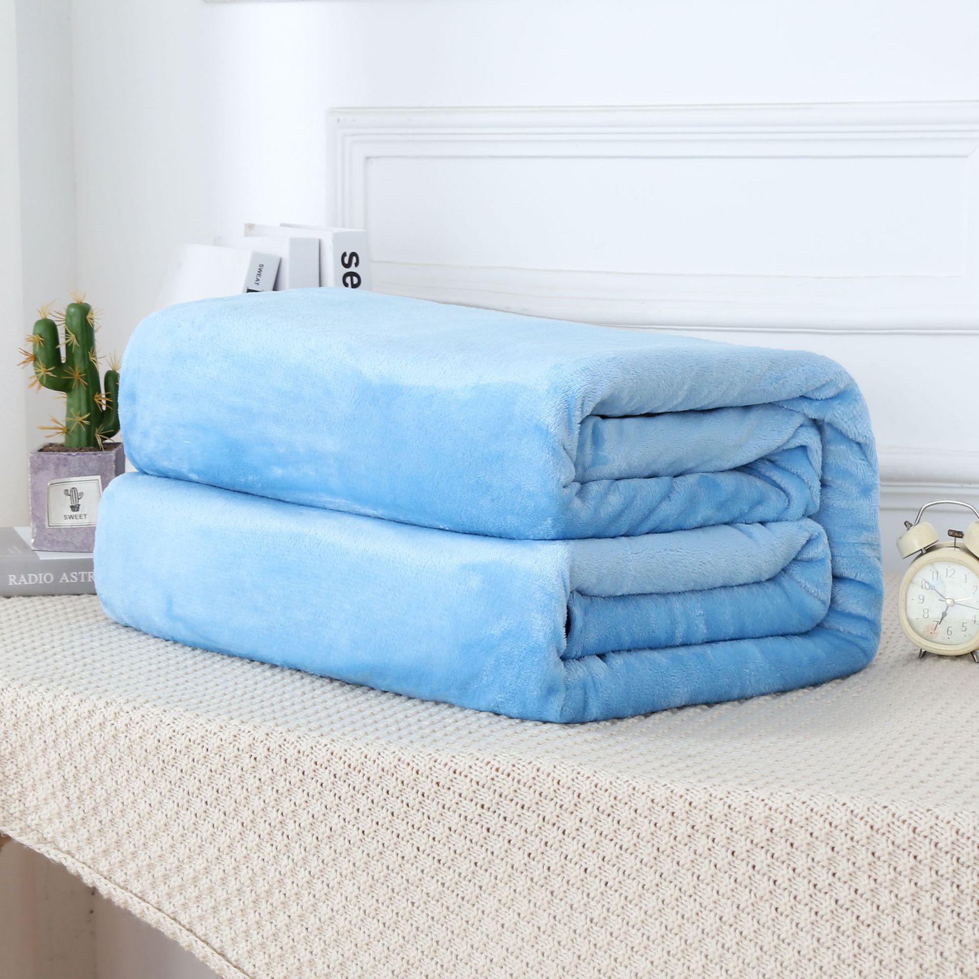 

Однотонное флэнелевое одеяло Cloud Mink — идеально подходит для сна в офисе и в комнатах с кондиционером 180x200 cm 1080 g небесно-голубой