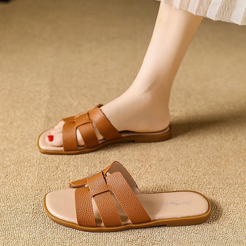 Summer New Woven Slippers 2025 Temperament Wear Casual Flat Bottom Word French Fashion Versatile Beach Sandals