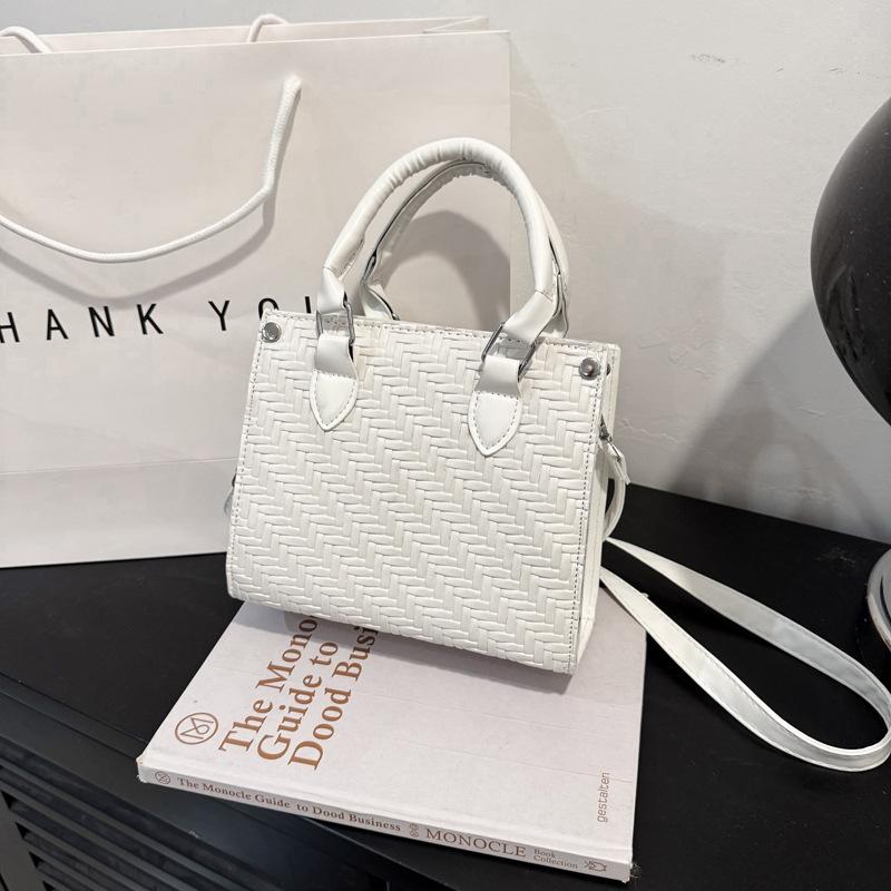 Retro small bag women's autumn and winter versatile new fashion shoulder messenger bag popular portable small square bag