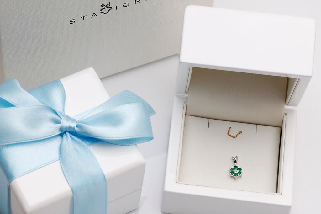 Beautiful White Gold Pendant with Diamond and Emeralds