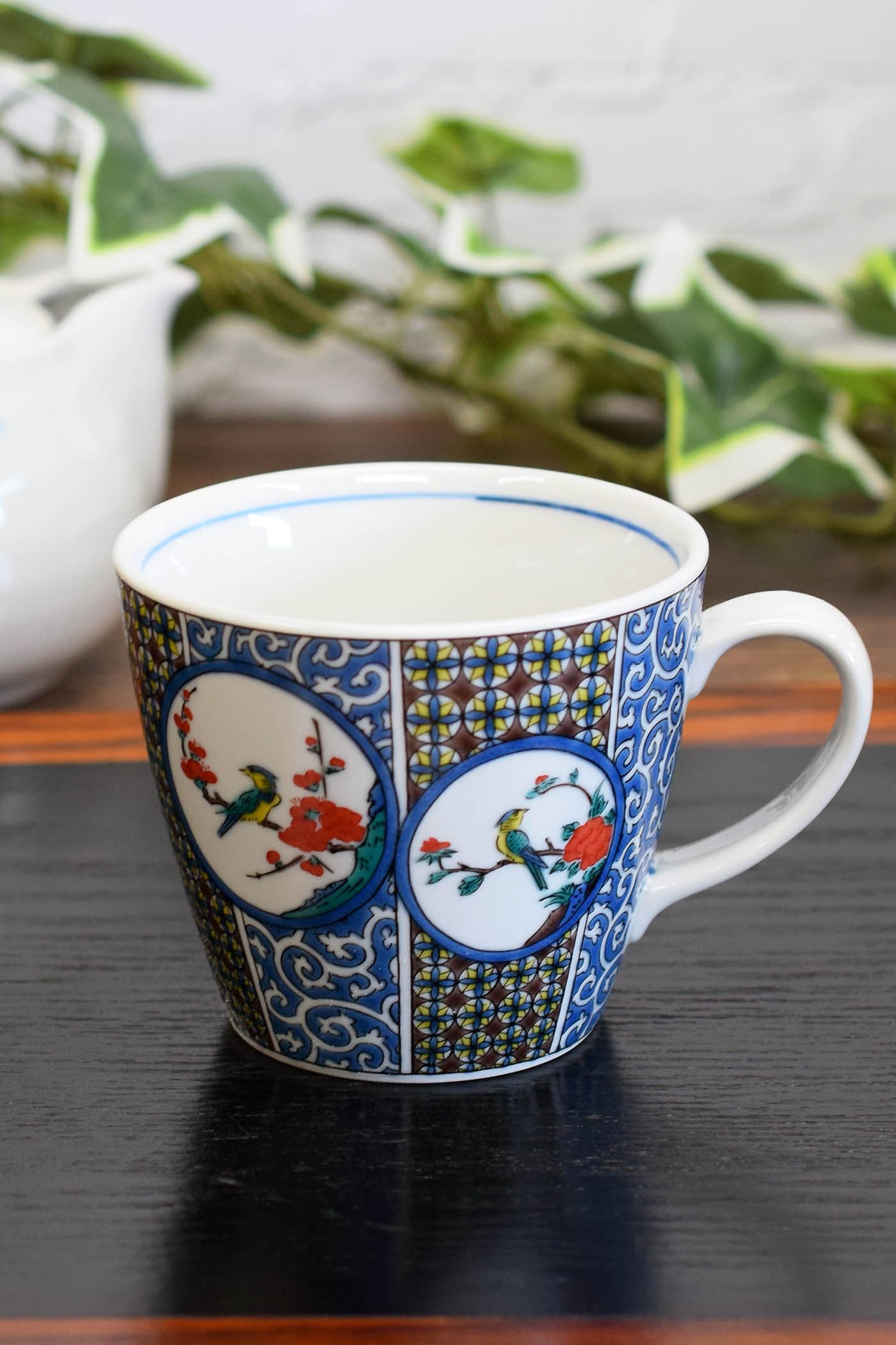 

Waza no Kura: Stylish Kutani Ware Mug with Old Kutani Round Crest, High-Quality Pottery, Made in Japan