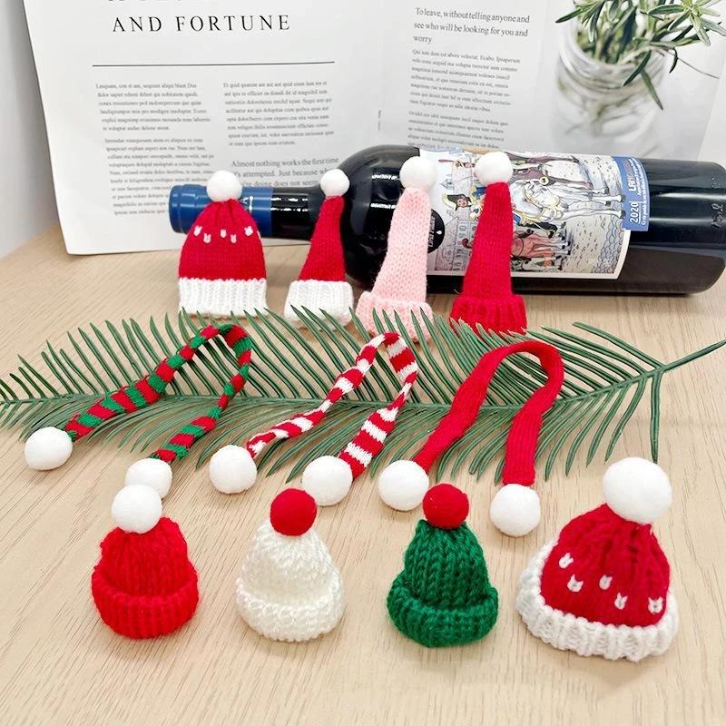 Mini pletené vánoční čepice Santy s měkkými bambulkami v různých barvách pro DIY panenky, vánoční večírky a dekorace