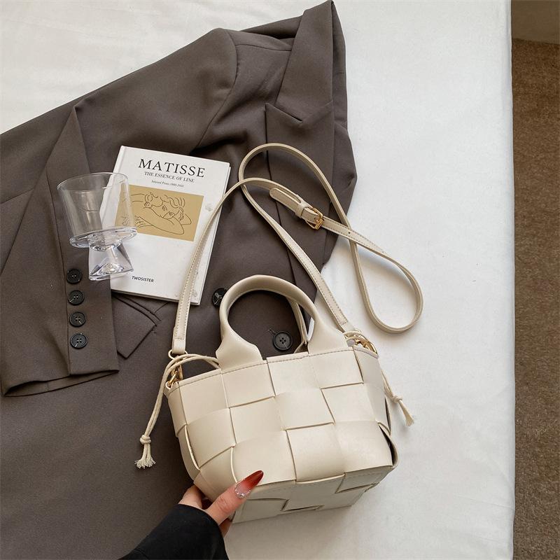 

High-end niche woven bag women s new versatile messenger bag simple portable bucket bag