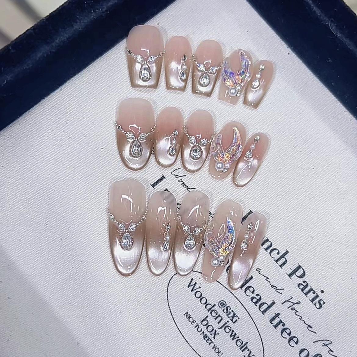 

Чисто ручной работы Новый стиль Морской секрет Циркон Бриллиант Расписанный вручную Рыбий хвост Свет Бегущий Кошачий глаз Наклейка для ногтей Large L