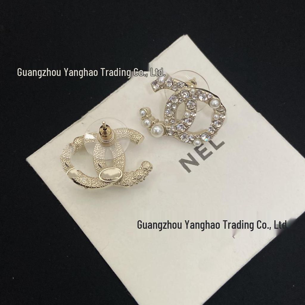 Seiko Hochwertige Doppel C Perlen- und Diamant-Steckohrringe für Damen