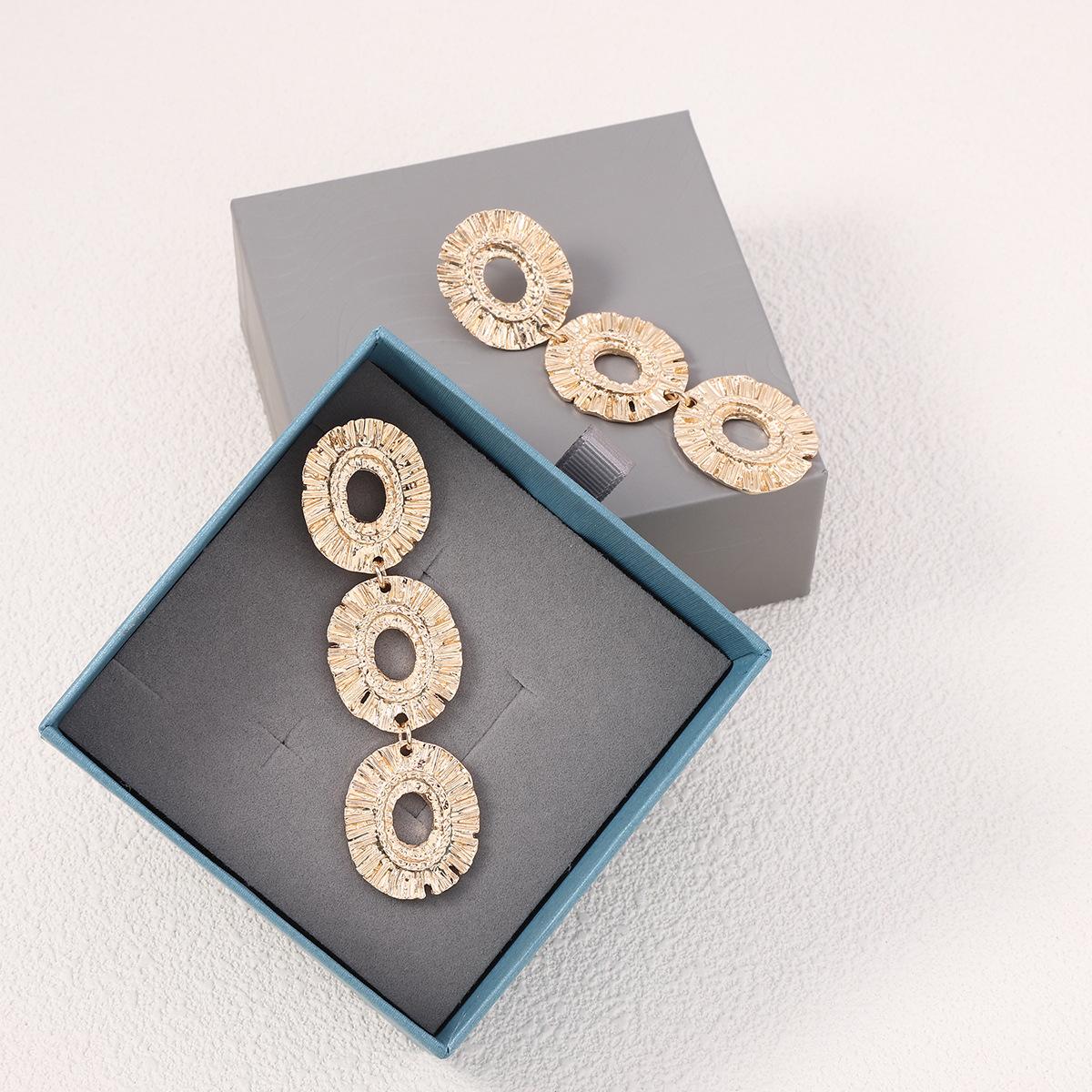 

The long-length, interlocking personalized earrings with a strong sense of design are selling well. They are retro and cold style patchwork earrings