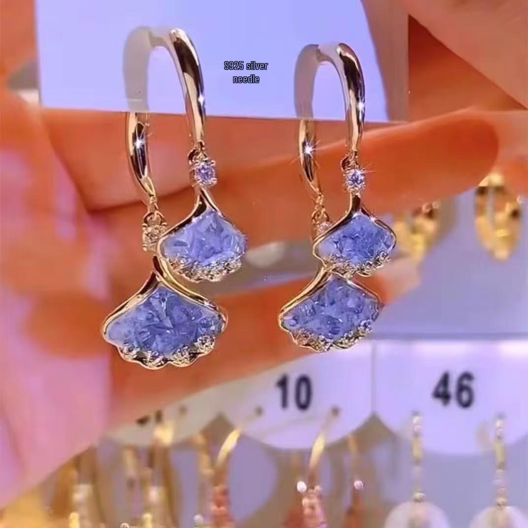 Небесно-голубые серьги-гвоздики с кристаллами в форме листа гинкго - Минималистичные, стильные, универсальные и популярные для женщин золотой