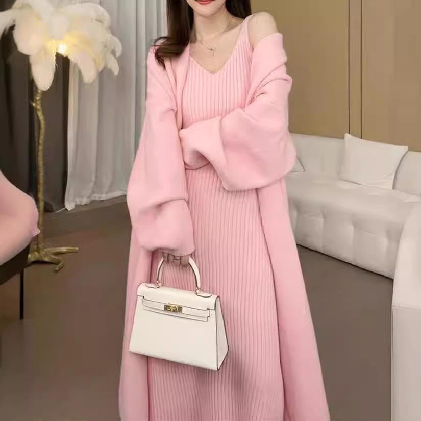 Dámský dlouhý pletený kardigan s výstřihem do V a set šatů na ramínka 2024