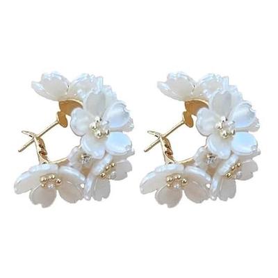 Neueste süße romantische elegante weiße Blumen-Creolen, stilvolle Muschelharz-Ohrringe mit zarten Perlen und Blumen-Zirkonen, trendiger, vielseitiger Luxusschmuck