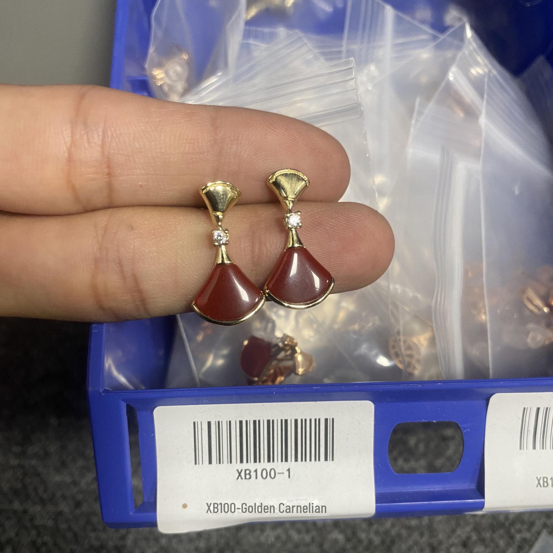 

Универсальные модные серьги в корейском стиле: Белый перламутр и красный халцедон в форме веера с бриллиантовыми акцентами.