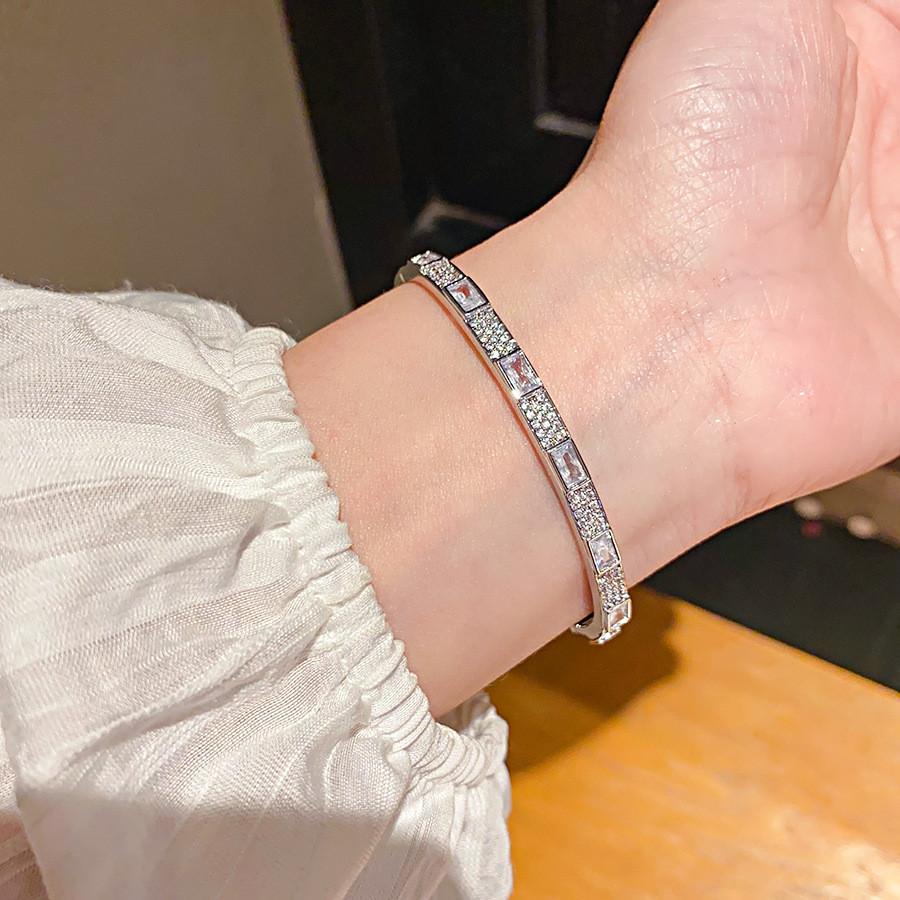 Kupfer Zirkon Kreis Quadrat Armband Mit Zirkonia Für Elegante Frauen