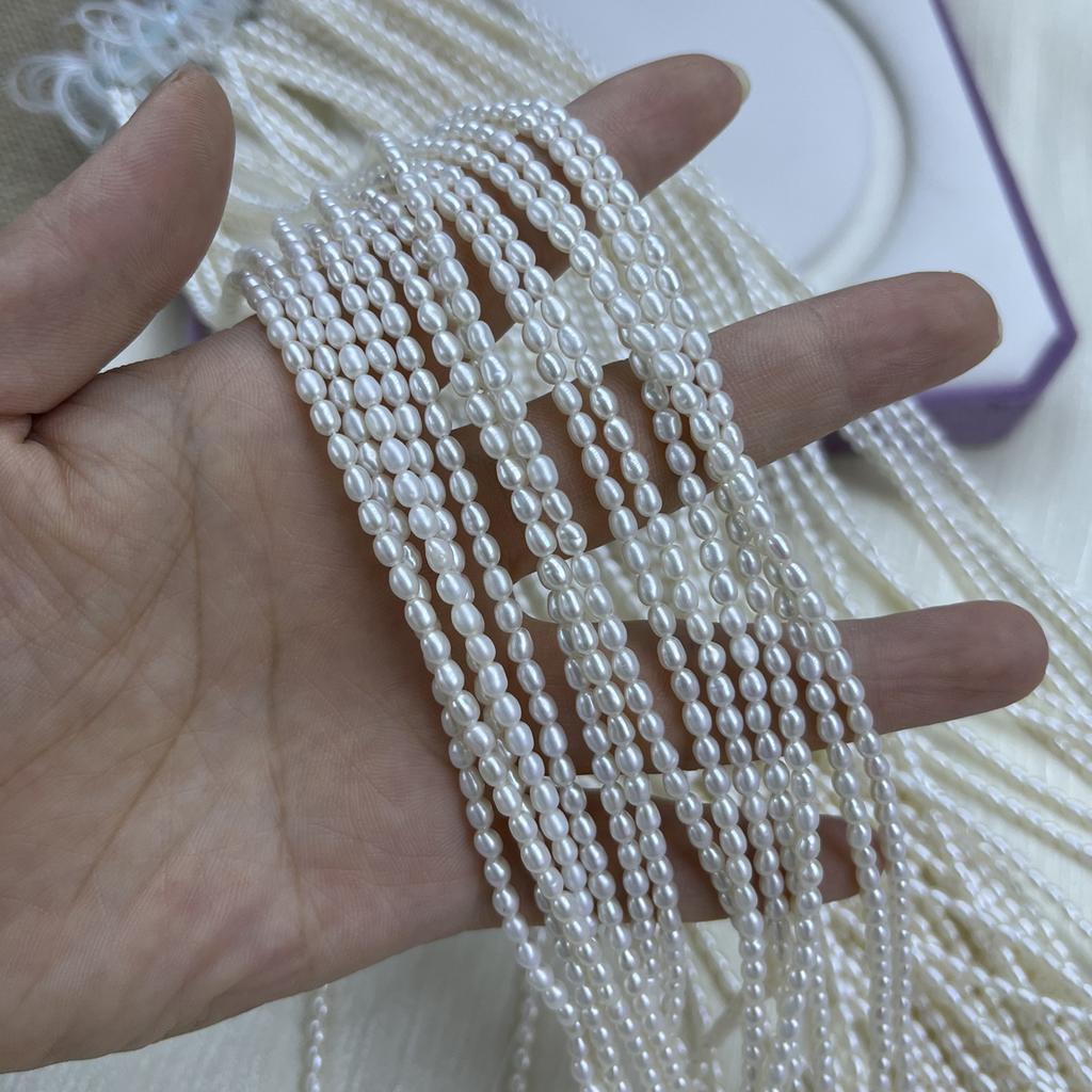 1 pramen, Bílé přírodní sladkovodní perly, Ručně vyráběné rýžové perly pro výrobu šperků DIY řemesla (Korálky 2-3 mm, Délka 36 cm)
