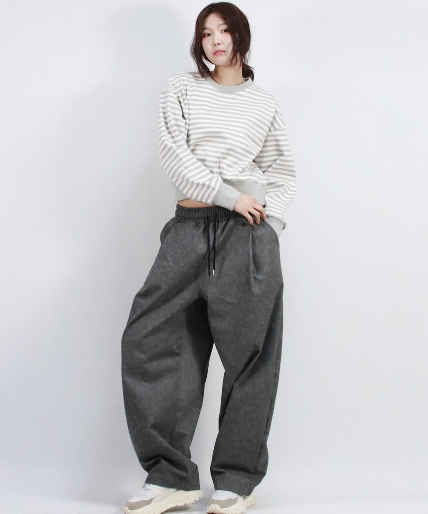 Deumakeu Grunge Washing Side One Tuck Curved Wide Pants Charcoal