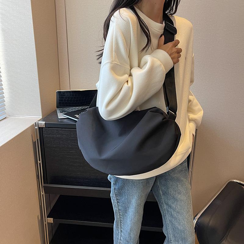 

2025 осень и зима новая универсальная женская маленькая сумка модная универсальная большая вместимость на плечо сумка-мессенджер 2315 портативная чёрный