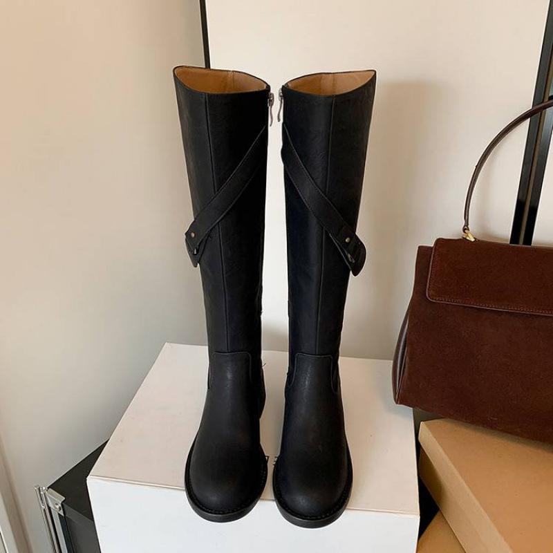 

Осенне-зимние женские ботинки на среднем каблуке большого размера однотонные на боковой молнии женские кожаные ботинки из натуральной кожи ботинки Мартина новые коровья кожа высокие бо 40 чёрный