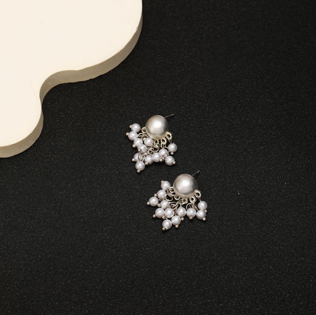 French Retro Flower Fringed Pearl Earrings Women'S Light Luxury High-End Stud Earrings Personalized Fashion Earrings