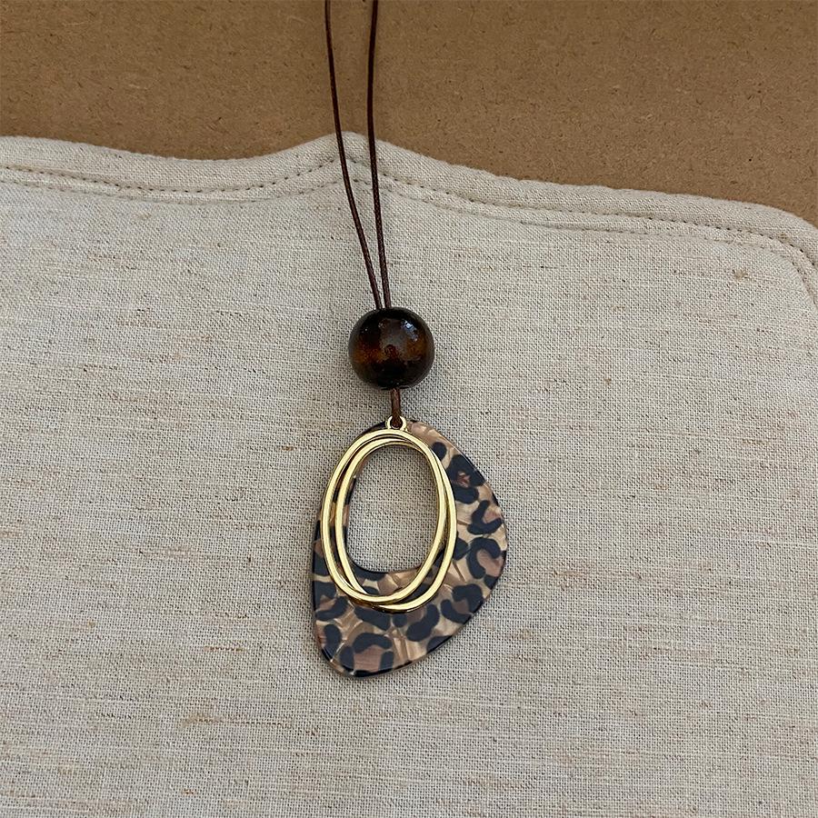 Retro Leopard Print Geometric Necklace: Chic & Unique Clavicle Chain for Women