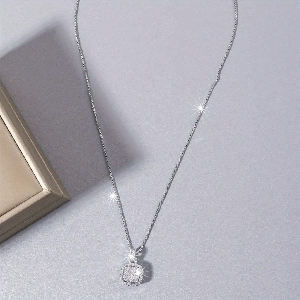 1 Women's Fashionable Necklace, Stylish and Elegant, Light Luxury Style, High-end Niche Collarbone Chain