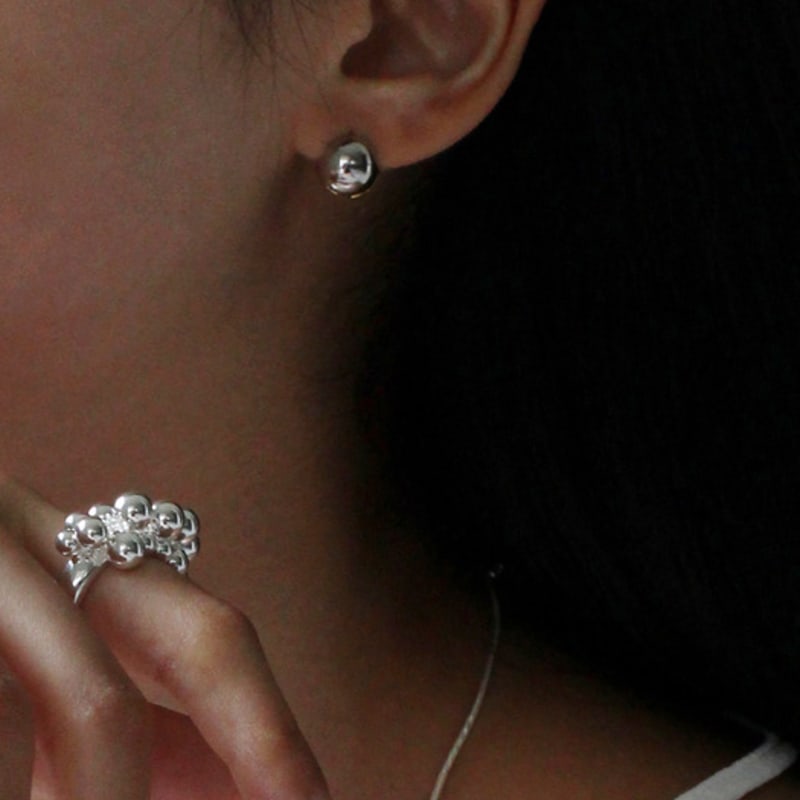 NORMALLEE [White Gold] Half N Half One-touch Earrings (Medium)