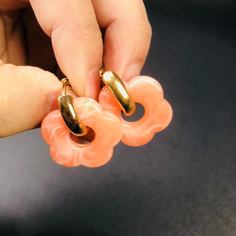 European and American Cartoon Resin Flower Copper Earrings - Cute and Fashionable Flower Hoops.
