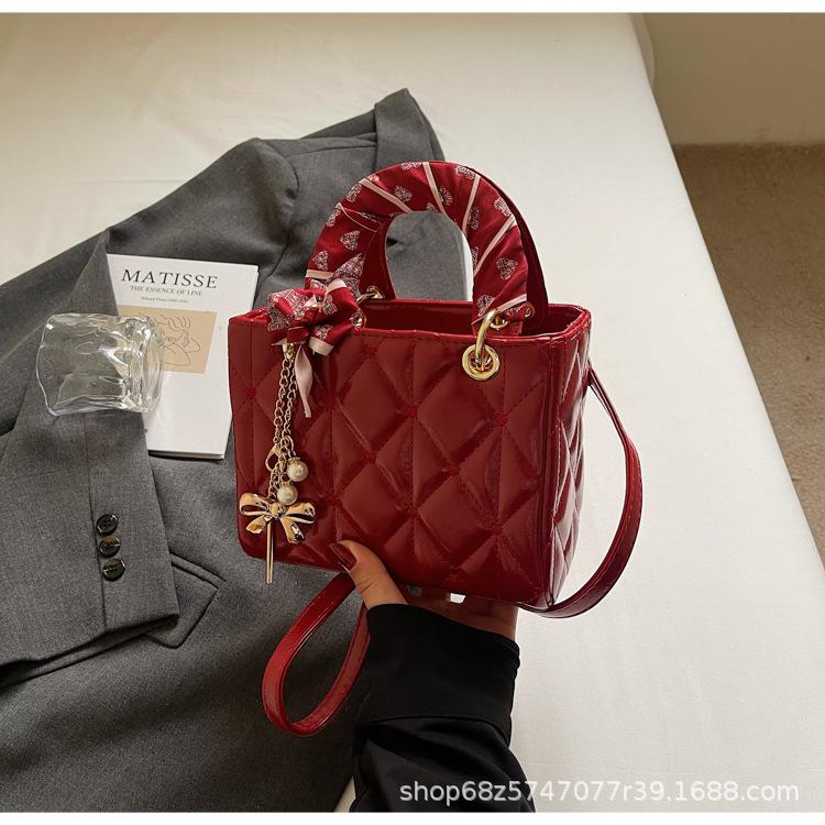 

2025 new light luxury high-end small fragrance bag fashionable and versatile one-shoulder crossbody bag Lingge hand-held concubine bag бордовый