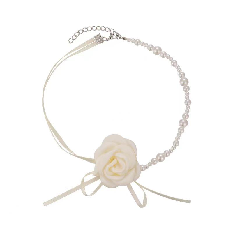 Collier ras du cou Camélia Perle avec chaîne clavicule accent floral