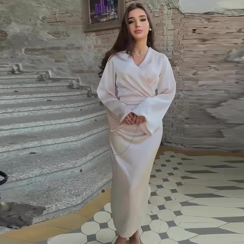 

2024 Fall V-Neck Chain Detail Slimming Dress for Women L