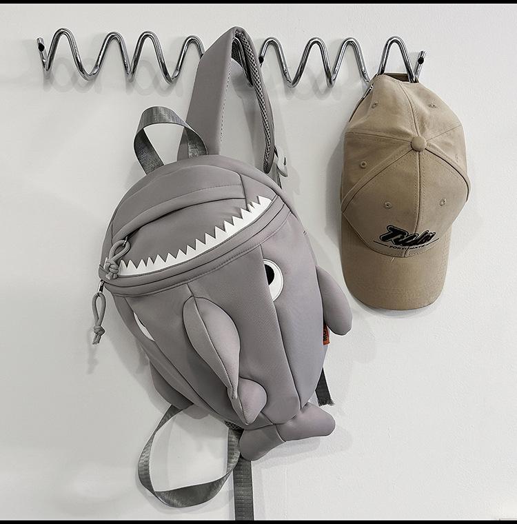 Cartable nouveau requin créature monstre créative sac à dos hommes et femmes dessin animé mignon sac à dos personnalité drôle étudiant célébrité Internet tendance sac d'école