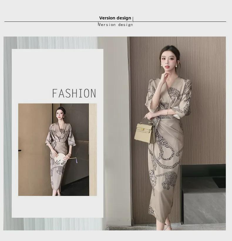 Leopardmönstrad V-ringad Mellanlång Klänning med Halvlång Ärm och Knytskärp i Midjan