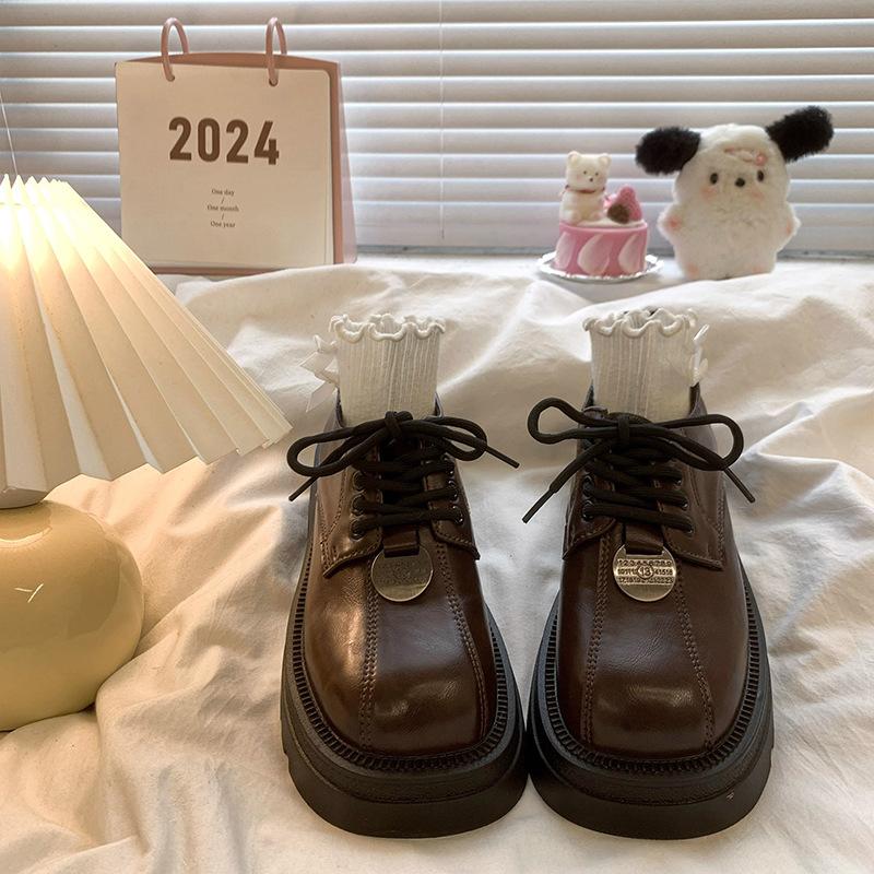 Kleine braune Lederschuhe für Damen im britischen Stil, dicke Sohlen, Zunahme im Frühjahr 2025, neue Schnür-Retro-High-End-Slipper