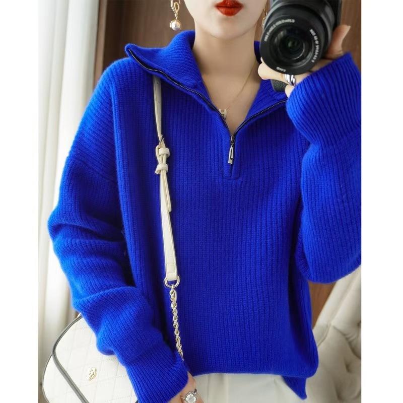 

Женский вязаный свитер с воротником-стойкой на молнии до середины в сером, бежевом, черном, светло-голубом цвете - Повседневный пуловер с белыми брюками широкого кроя average size