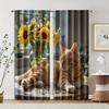 2 Stück Filtervorhänge (Ausgenommen sind Stangen, die ohne Batterien nicht beweglich sind.) Orange Katze schläft neben einer Vase mit Sonnenblumen für