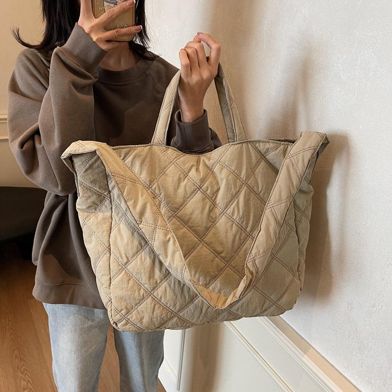 Geantă mare plisată tip nor nouă de toamnă și iarnă, geantă tote de mare capacitate cu diamant de nișă personalizată, geantă messenger