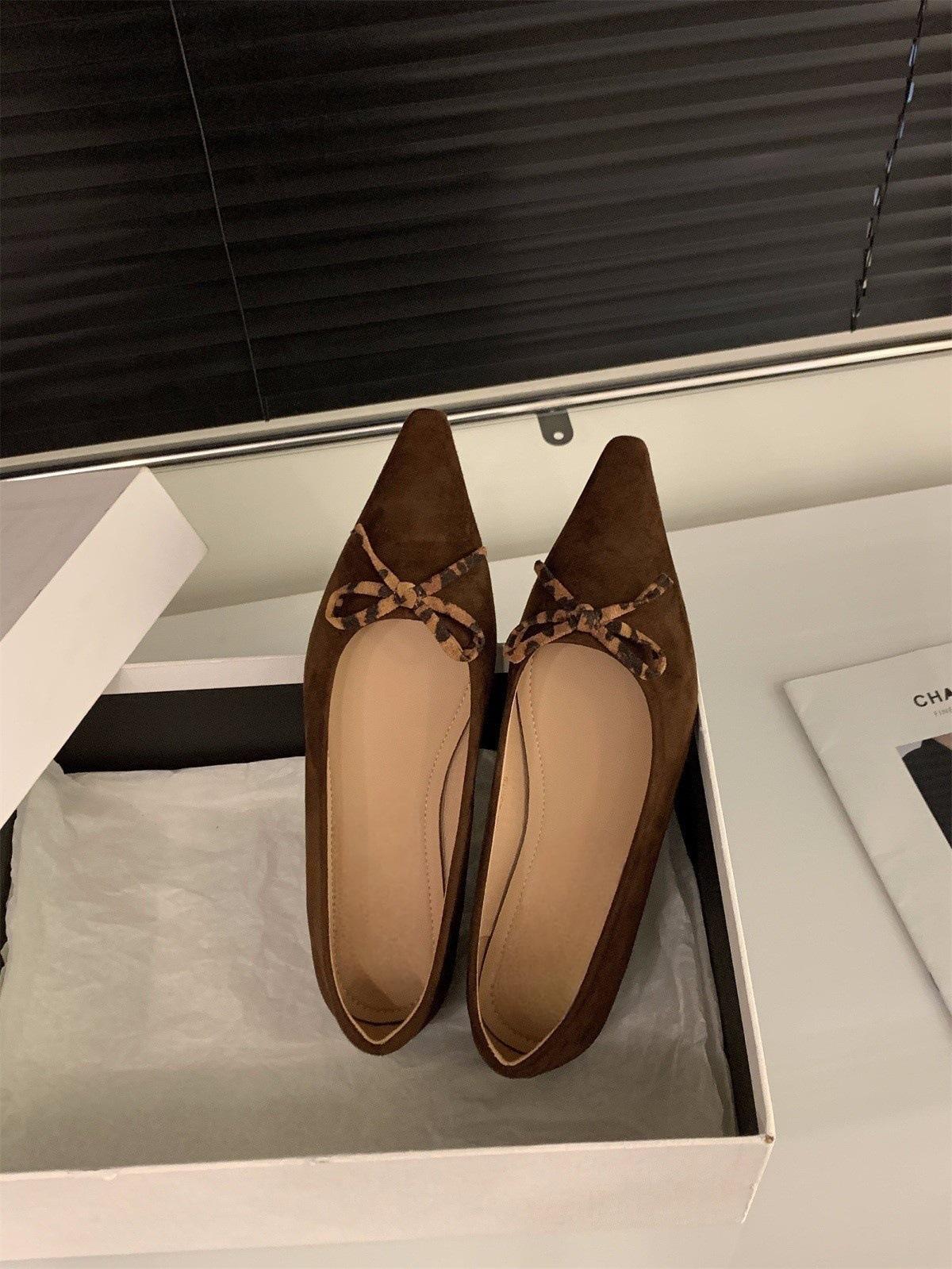 

Французские черные туфли с острым носком на плоской подошве, женские туфли 2025 года, новые весенне-осенние туфли в стиле ретро с замшевыми бантами 40 коричневый