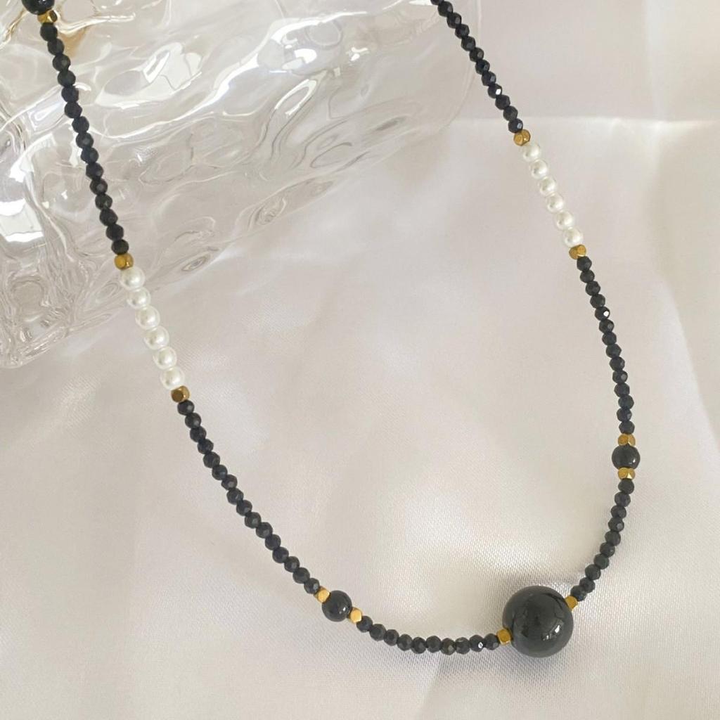 Vintage Black Crystal Pearl Beaded Choker Necklace - Stylish and High-End for Women.