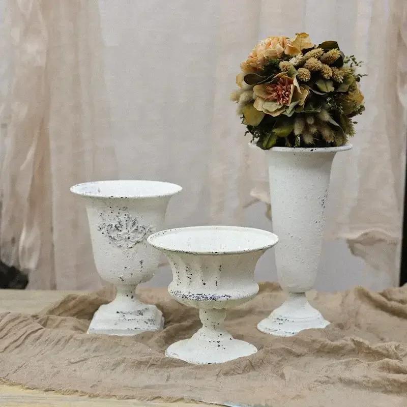 Weiße Retro Klassische Eisenkunst Vase Garten Schreibtisch Simulierte Blumentopf Für Blumenarrangement Hochzeit Feiertag Party Dekorieren