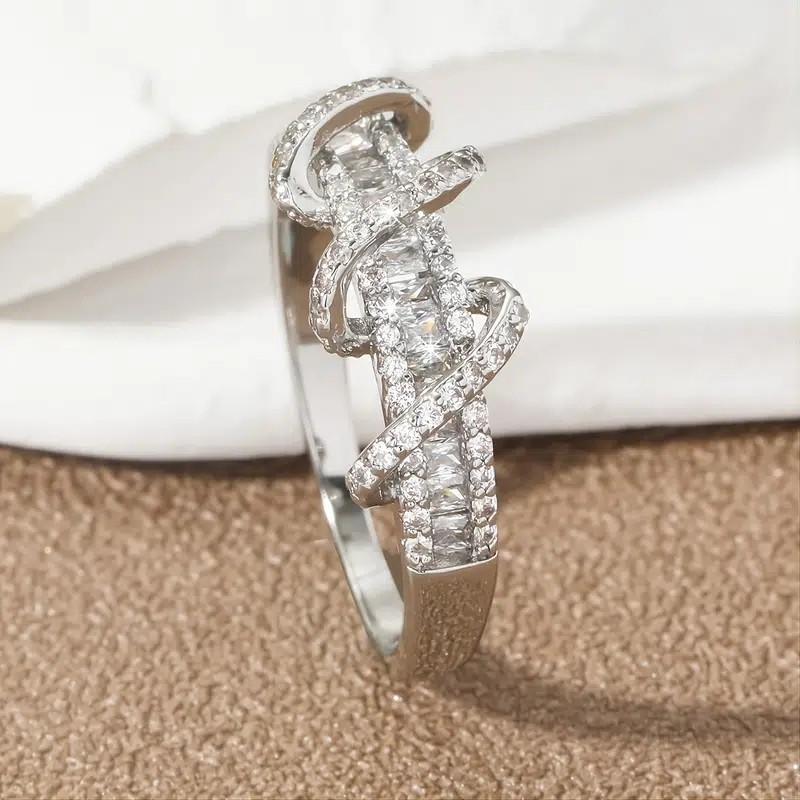 Huitan Newly Designed Women Rings  Color Luxury Paved Crystal Cubic Zirconia Fashion Circle Around Design Wedding Jewelry